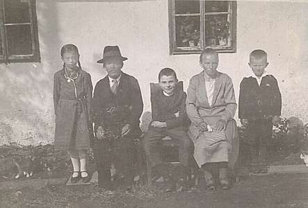 Ein altes Foto von der Familie Weber. Fünf Menschen stehen zusammen.